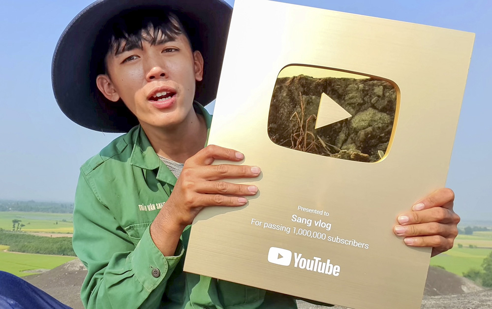 Youtuber nghèo nhất Việt Nam: Ở nhà dột, đi phụ hồ và nghị lực kiếm tiền đổi đời - Ảnh 1.