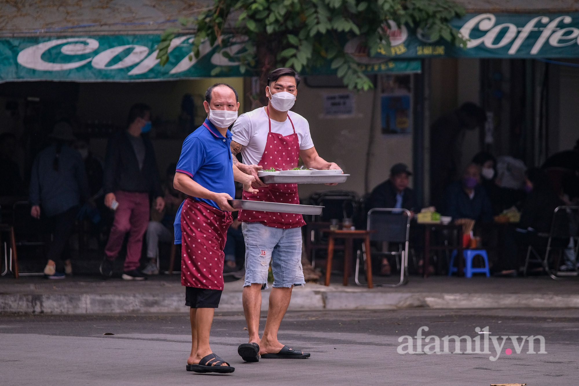 Quán phở nổi tiếng Hà Nội bê phở từ “vùng cam” sang “vùng vàng” bán cho khách - Ảnh 12.