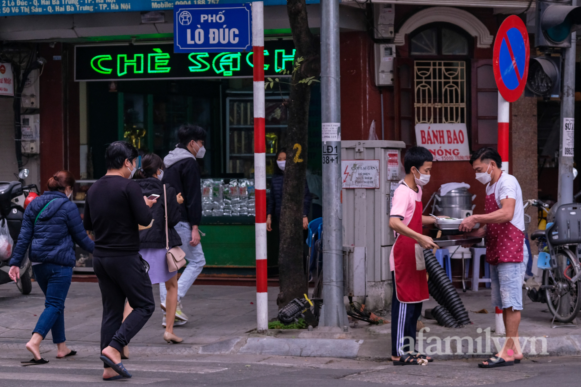 Quán phở nổi tiếng Hà Nội bê phở từ “vùng cam” sang “vùng vàng” bán cho khách - Ảnh 13.