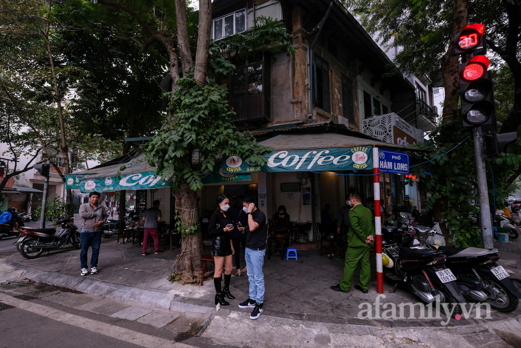 Quán phở nổi tiếng Hà Nội bê phở từ “vùng cam” sang “vùng vàng” bán cho khách - Ảnh 16.