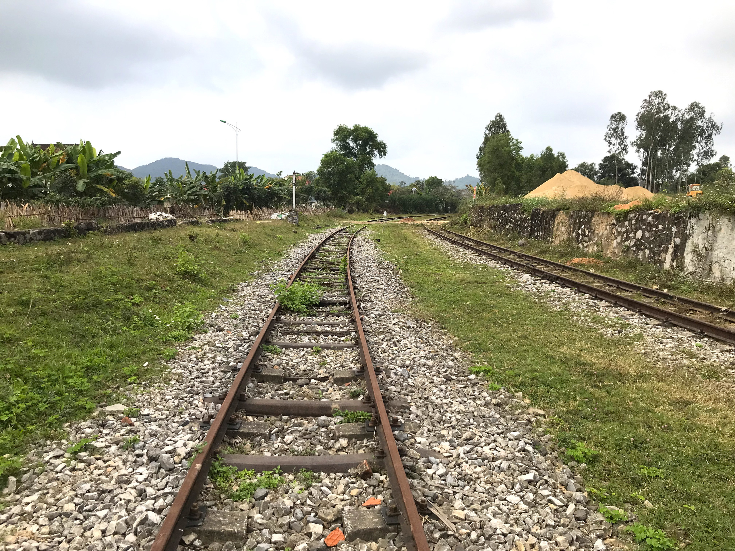 Tuyến đường sắt bị ‘bỏ quên’ gần thập kỷ không có tàu chạy nhưng vẫn tiêu tốn tiền tỷ bảo vệ - Ảnh 1.