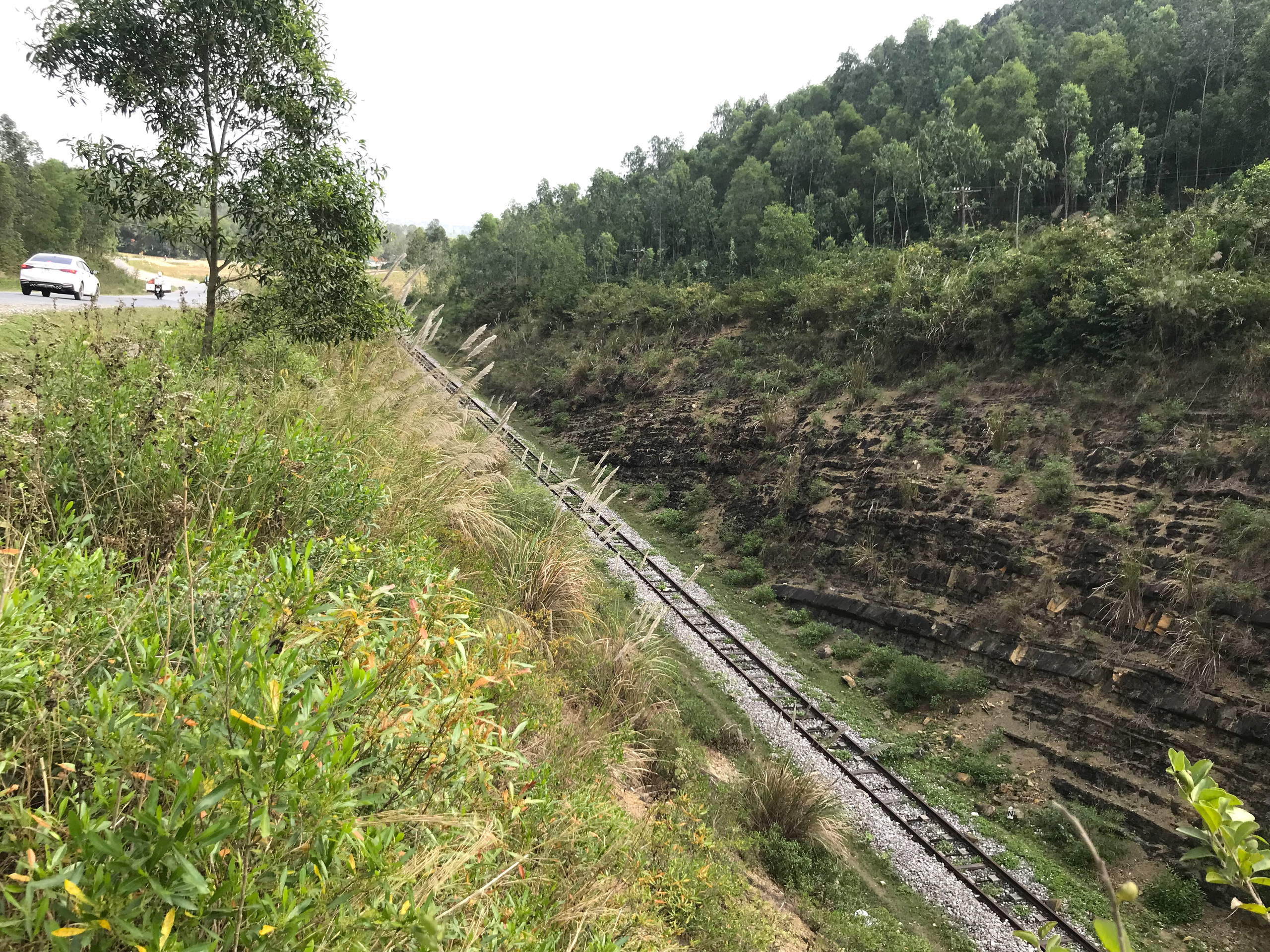 Tuyến đường sắt bị ‘bỏ quên’ gần thập kỷ không có tàu chạy nhưng vẫn tiêu tốn tiền tỷ bảo vệ - Ảnh 2.