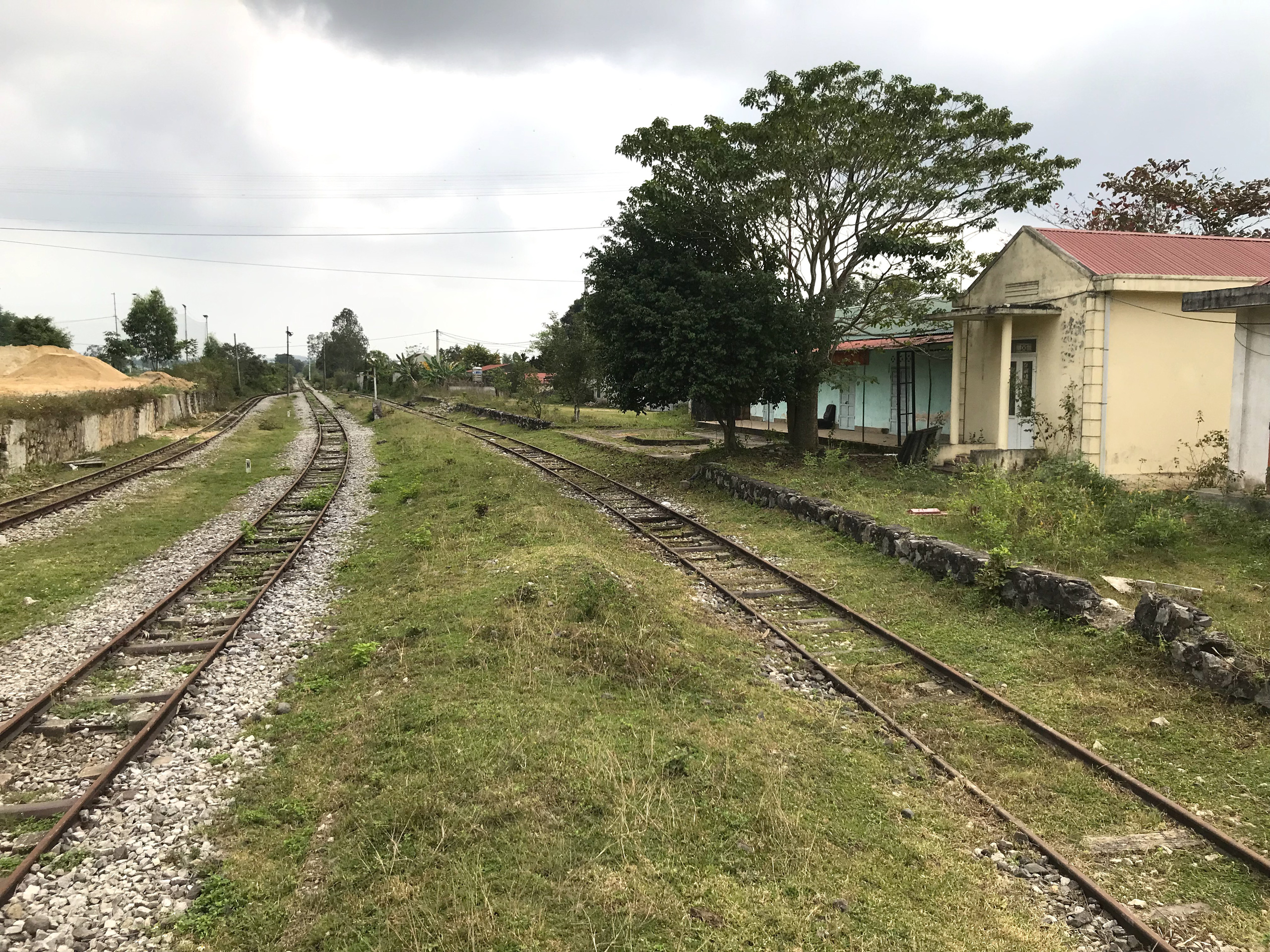 Tuyến đường sắt bị ‘bỏ quên’ gần thập kỷ không có tàu chạy nhưng vẫn tiêu tốn tiền tỷ bảo vệ - Ảnh 13.
