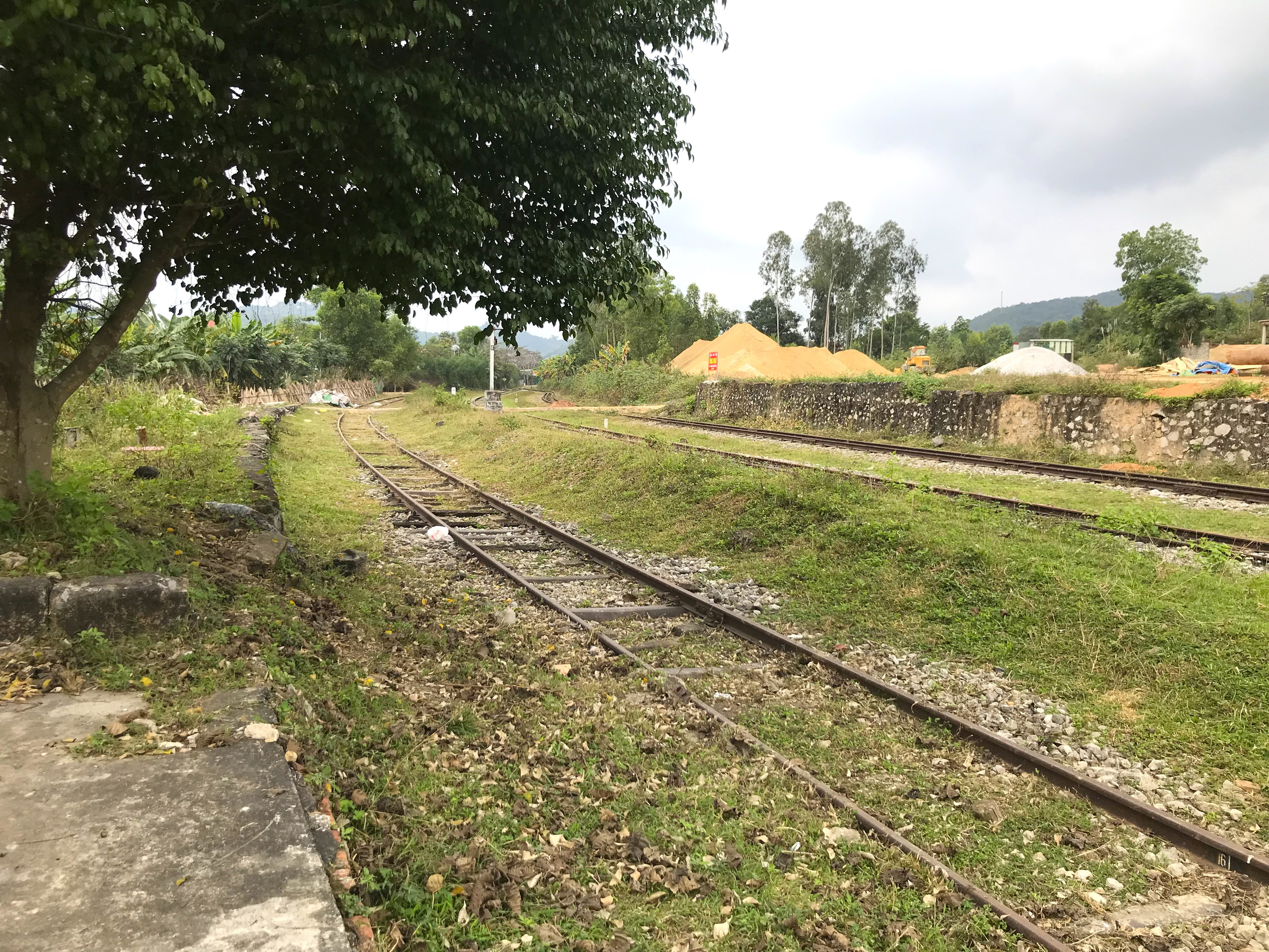 Tuyến đường sắt bị ‘bỏ quên’ gần thập kỷ không có tàu chạy nhưng vẫn tiêu tốn tiền tỷ bảo vệ - Ảnh 4.