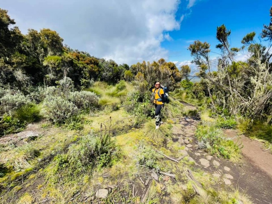 Sếp Viettel trở thành nữ 9x Việt Nam đầu tiên chinh phục Nóc nhà của Châu Phi Kilimanjaro: Leo 8 ngày liên tiếp, xuyên qua vùng nắng rát chóng mặt đến nơi -20 độ C - Ảnh 4.