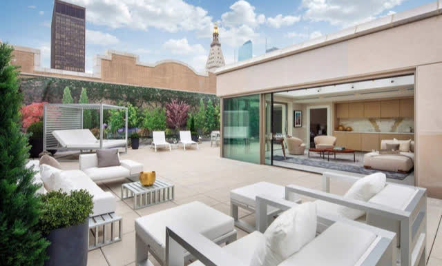 Chuyện chi tiêu lạ đời của Jeff Bezos: Tằn tiện dùng lại đồ cũ, chuyên săn hàng sale nhưng sang tay mua penthouse khủng 2.100m2, đồng hồ 10.000 năm siêu độc lạ - Ảnh 4.