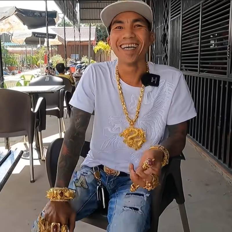 Ra đường đậm chất phong thuỷ như ‘đại gia’ miền Tây: Dát 50 lượng vàng trên người, xe Lexus cũng phải phủ vàng mới ‘hợp mệnh’ - Ảnh 1.