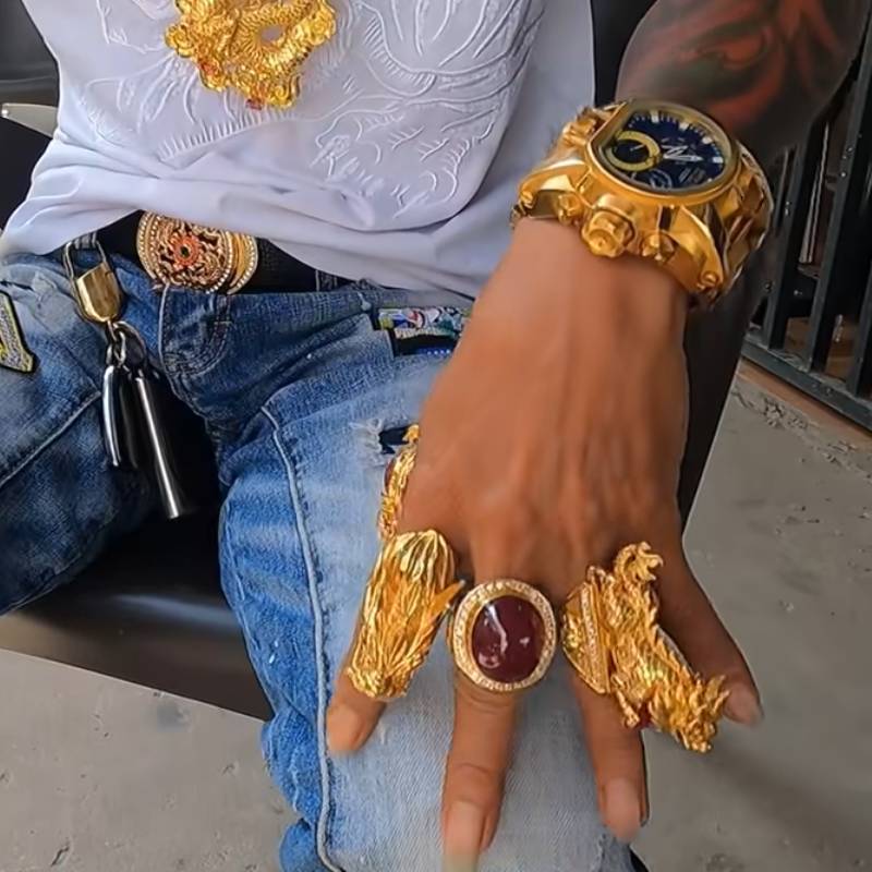 Ra đường đậm chất phong thuỷ như ‘đại gia’ miền Tây: Dát 50 lượng vàng trên người, xe Lexus cũng phải phủ vàng mới ‘hợp mệnh’ - Ảnh 2.