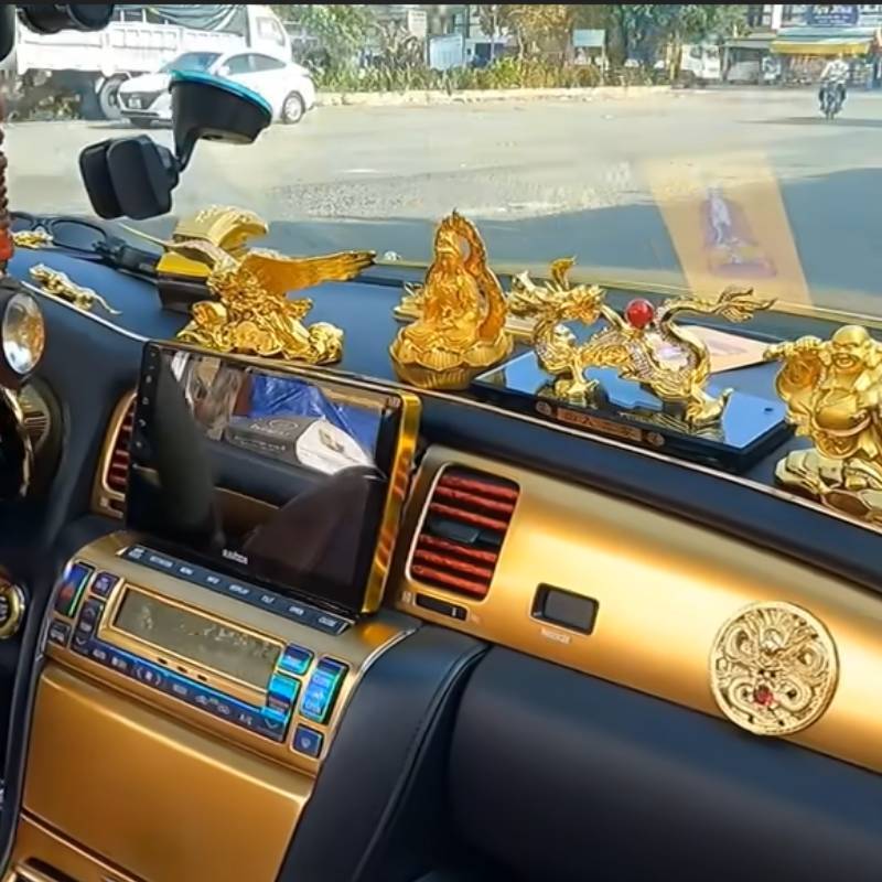 Ra đường đậm chất phong thuỷ như ‘đại gia’ miền Tây: Dát 50 lượng vàng trên người, xe Lexus cũng phải phủ vàng mới ‘hợp mệnh’ - Ảnh 4.