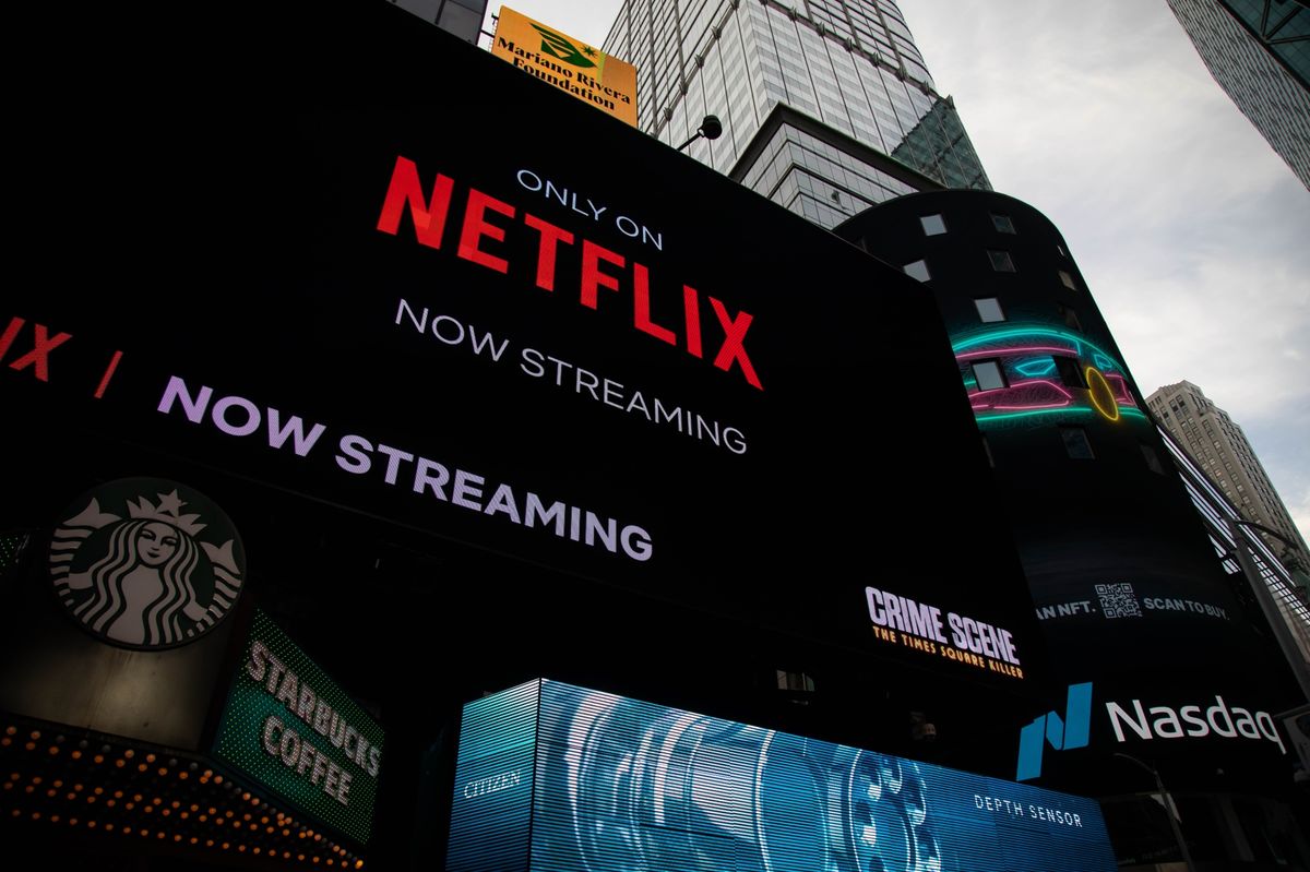 Chuyện gì đang xảy ra với Netflix: Ông hoàng streaming từ đối thủ vượt cả Disney giờ teo tóp, giá cổ phiếu giảm 67% chỉ sau 1 năm - Ảnh 4.