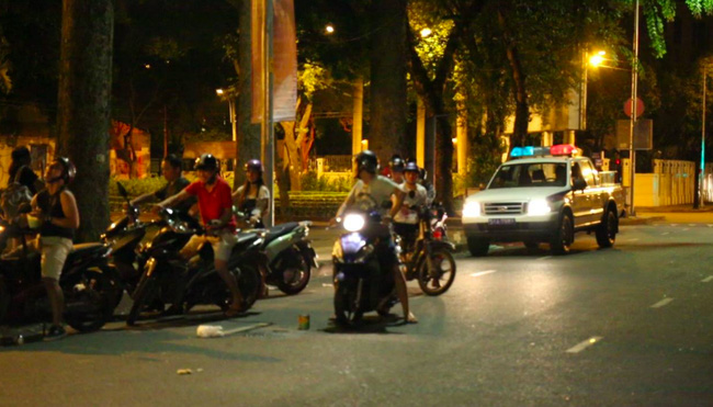 Công an phải đến giải tán đám đông tụ tập bắt Pokemon lúc 1h sáng.