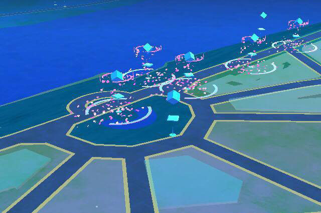 Khi hết Pokeball để bắt thú, người chơi buộc phải chạy ra đường, tìm các trạm Pokestop trên bản đồ hiển thị để lấy banh.