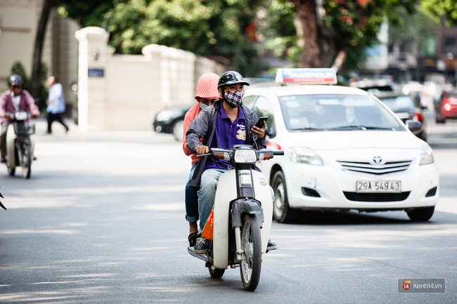 Khi hết Pokeball để bắt thú, người chơi buộc phải chạy ra đường, tìm các trạm Pokestop trên bản đồ hiển thị để lấy banh.