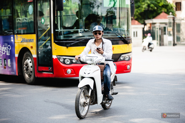 Nam thanh niên mải săn Pokemon mà không để ý tới việc xe bus đang chờ tới ngay sau đó.
