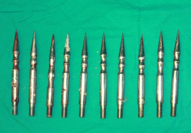 Robot trong nhà máy gặp trục trặc kỹ thuật, đâm 10 chiếc đinh tán xuyên người công nhân - Ảnh 1.