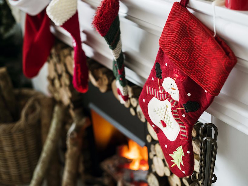 10 nguồn gốc thú vị của những tục lệ truyền thống trong lễ Giáng sinh: Hôn nhau dưới cây tầm gửi, treo tất cạnh lò sưởi, giấu dưa chuột muối trong cây thông… - Ảnh 1.
