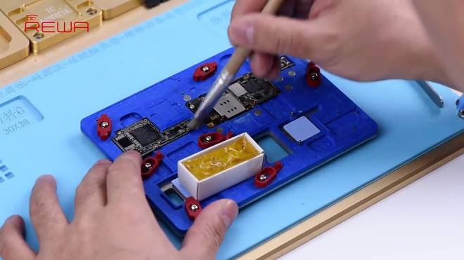 Kỹ thuật viên Trung Quốc độ thành công iPhone XS Max 1 SIM vật lý thành 2 SIM vật lý, nhưng xem xong có lẽ chẳng ai muốn làm theo - Ảnh 8.