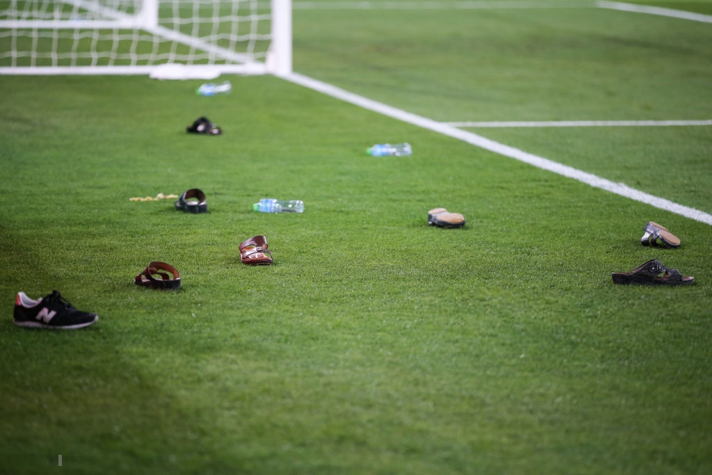 Đội tuyển thua nhục nhã, CĐV nước chủ nhà UAE còn để lại hình ảnh vô cùng xấu xí - Ảnh 3.