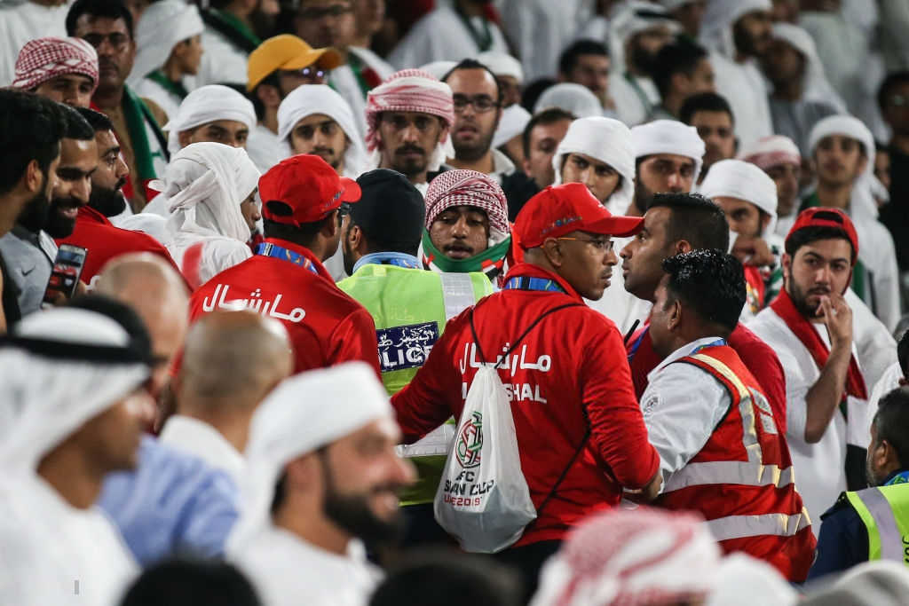 Đội tuyển thua nhục nhã, CĐV nước chủ nhà UAE còn để lại hình ảnh vô cùng xấu xí - Ảnh 4.