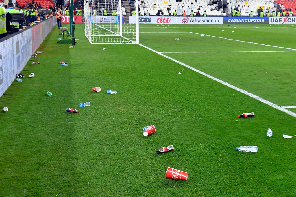 Đội tuyển thua nhục nhã, CĐV nước chủ nhà UAE còn để lại hình ảnh vô cùng xấu xí - Ảnh 6.