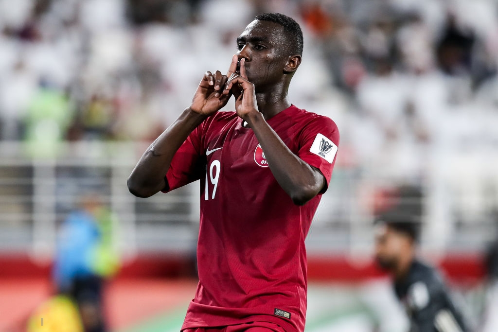 Đội tuyển thua nhục nhã, CĐV nước chủ nhà UAE còn để lại hình ảnh vô cùng xấu xí - Ảnh 7.