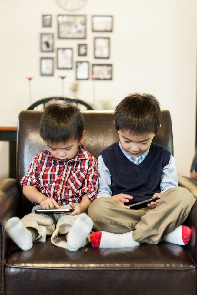 Nhiều trường học ở Anh đã loại bỏ đồng hồ kim vì học sinh phụ thuộc công nghệ đến nỗi không biết xem giờ - Ảnh 1.