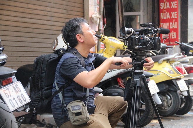 Báo chí nước ngoài đổ bộ vào quán cắt tóc kiểu ông Donald Trump và ông Kim Jong Un - Ảnh 5.