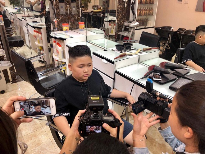 Báo chí nước ngoài đổ bộ vào quán cắt tóc kiểu ông Donald Trump và ông Kim Jong Un - Ảnh 8.