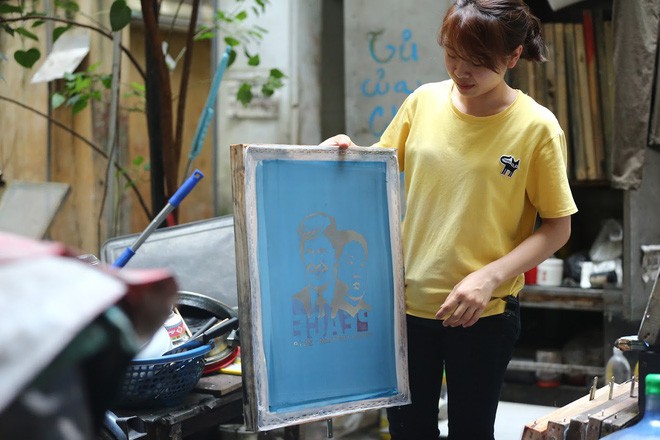 Chủ quán phố cổ bất ngờ hốt bạc từ áo phông in hình ông Donald Trump và ông Kim Jong Un - Ảnh 6.