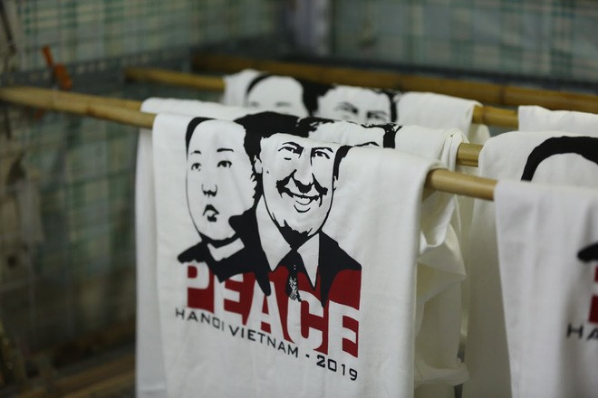 Chủ quán phố cổ bất ngờ hốt bạc từ áo phông in hình ông Donald Trump và ông Kim Jong Un - Ảnh 7.