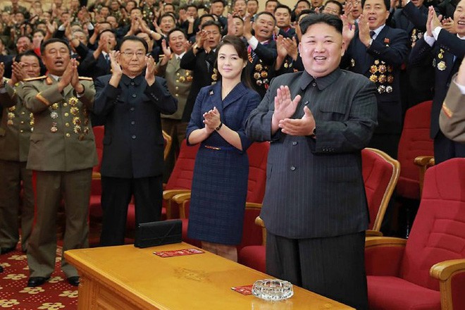 Nhan sắc yêu kiều của nữ ca sĩ là phu nhân ông Kim Jong Un, biểu tượng thời trang Triều Tiên - Ảnh 3.