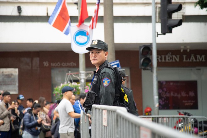 An ninh dày đặc chốt chặn mọi ngả đường về KS Metropole, sẵn sàng khai màn thượng đỉnh Mỹ-Triều - Ảnh 5.