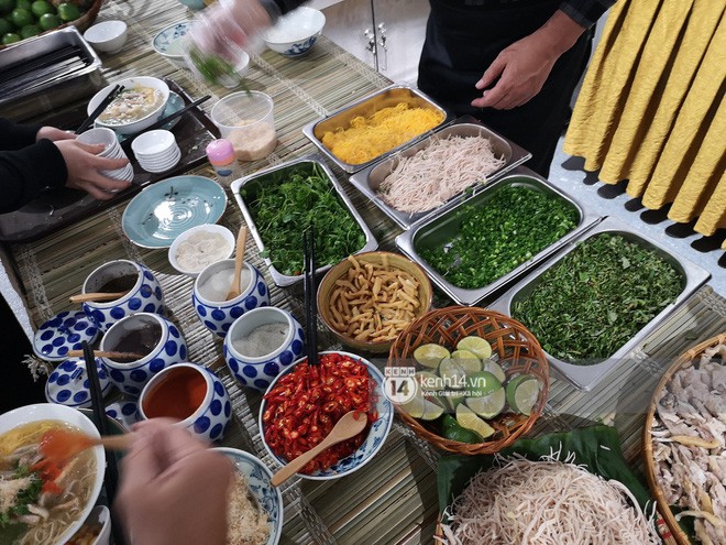 Chỉ nhìn qua vài món đãi phóng viên quốc tế thời gian Hội nghị thượng đỉnh cũng thấy ngay những địa điểm ăn uống nức tiếng Hà Nội - Ảnh 2.