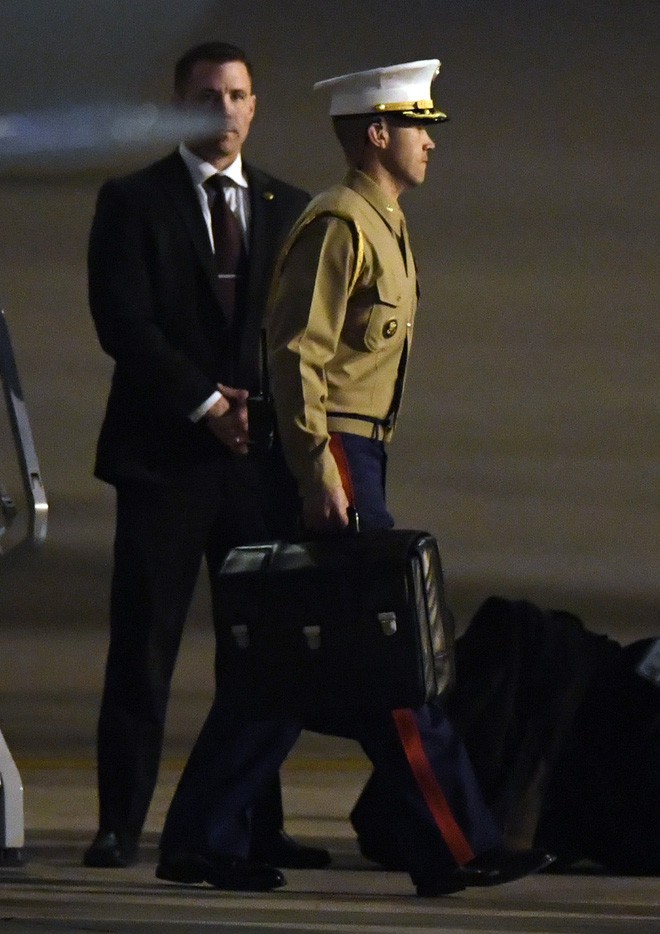 [ẢNH] Cận cảnh chiếc vali hạt nhân quyền lực - vật bất ly thân của Tổng thống Trump tại Hà Nội - Ảnh 3.