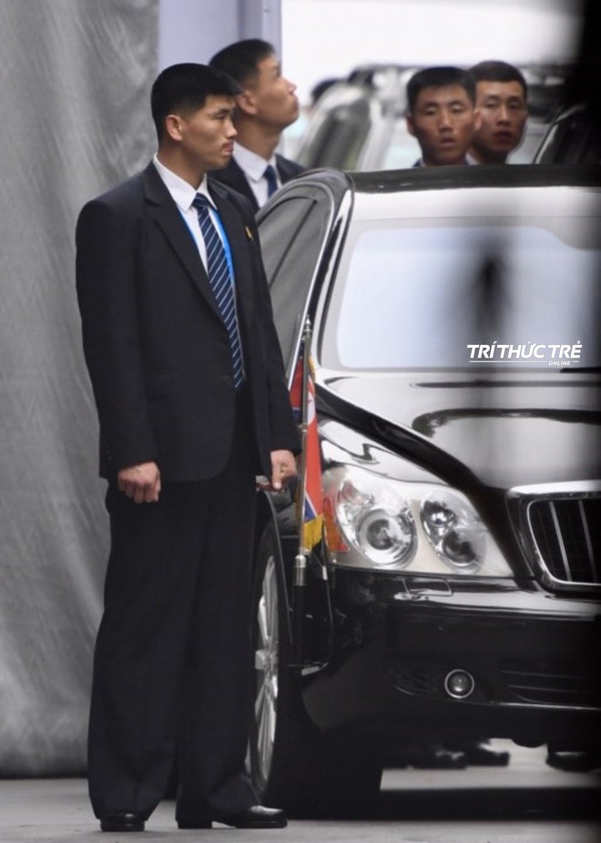 [ẢNH] Đội siêu cận vệ không cảm xúc đứng canh gác tại cửa rạp bí mật của ông Kim Jong Un - Ảnh 14.