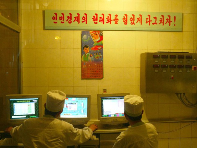 Triều Tiên và 10 cái độc nhất trong cách dùng công nghệ: Tự chế Facebook riêng, USB và máy tính là thời trang thượng lưu - Ảnh 4.