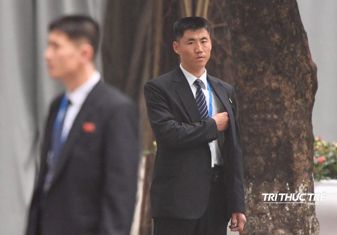 [ẢNH] Đội siêu cận vệ không cảm xúc đứng canh gác tại cửa rạp bí mật của ông Kim Jong Un - Ảnh 7.