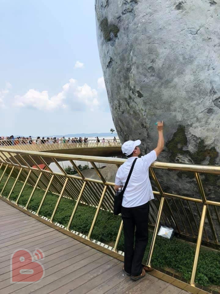 Góc thở dài: Sau đỉnh Fansipan, đến lượt Cầu Vàng Đà Nẵng bị giới trẻ vẽ bậy không thương tiếc bằng bút xoá - Ảnh 3.