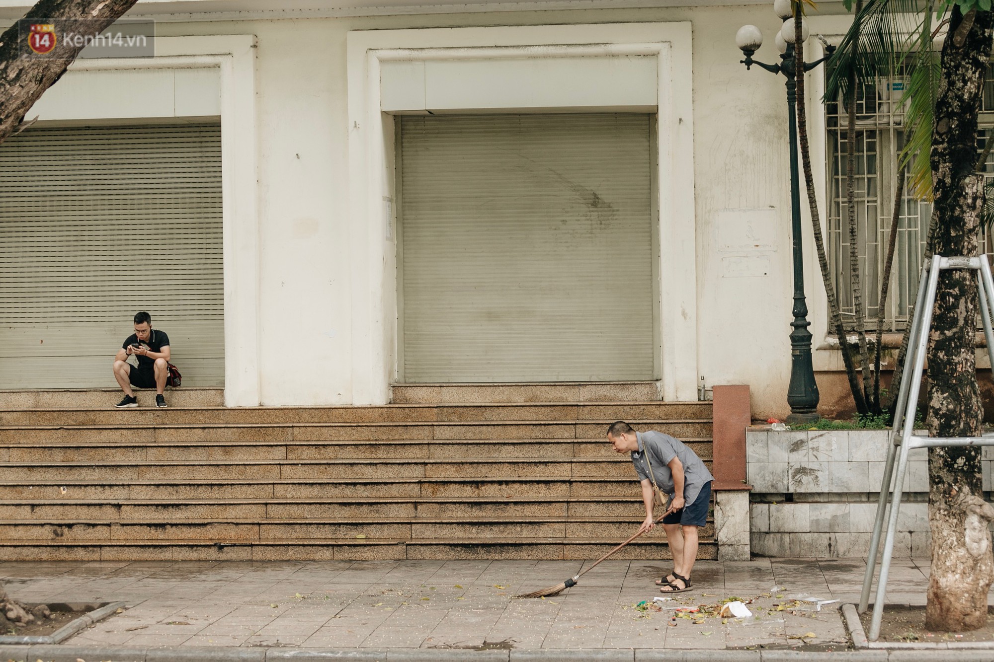 Phố đi bộ Hồ Gươm đặt biển cảnh báo và camera ghi hình, phạt 7 triệu đồng hành vi xả rác: Người dân hoàn toàn ủng hộ - Ảnh 5.