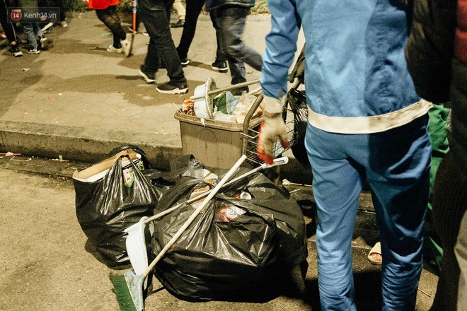 Phố đi bộ Hồ Gươm đặt biển cảnh báo và camera ghi hình, phạt 7 triệu đồng hành vi xả rác: Người dân hoàn toàn ủng hộ - Ảnh 7.