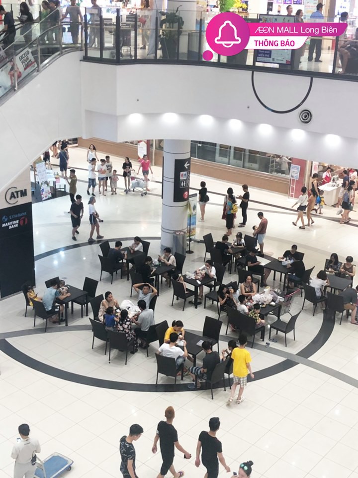 Nhiều người Hà Nội vào nằm ngồi la liệt để tránh nóng, Aeon Mall lập tức bổ sung thêm bàn ghế để phục vụ khách hàng - Ảnh 3.