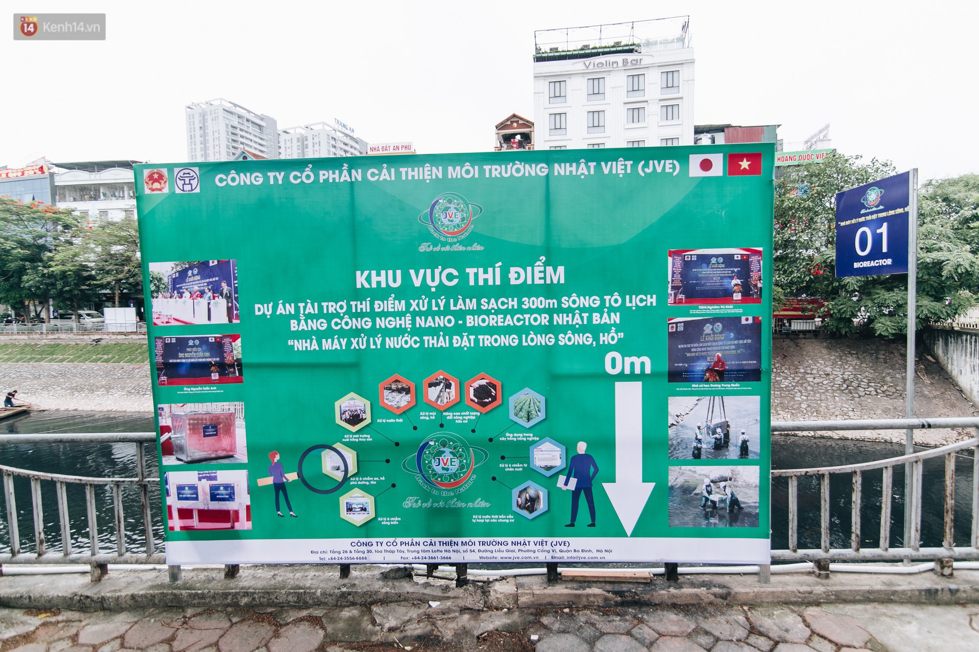 Sau một tuần dùng công nghệ nano làm sạch sông Tô Lịch, người dân vẫn tiếp tục vứt rác xuống - Ảnh 1.