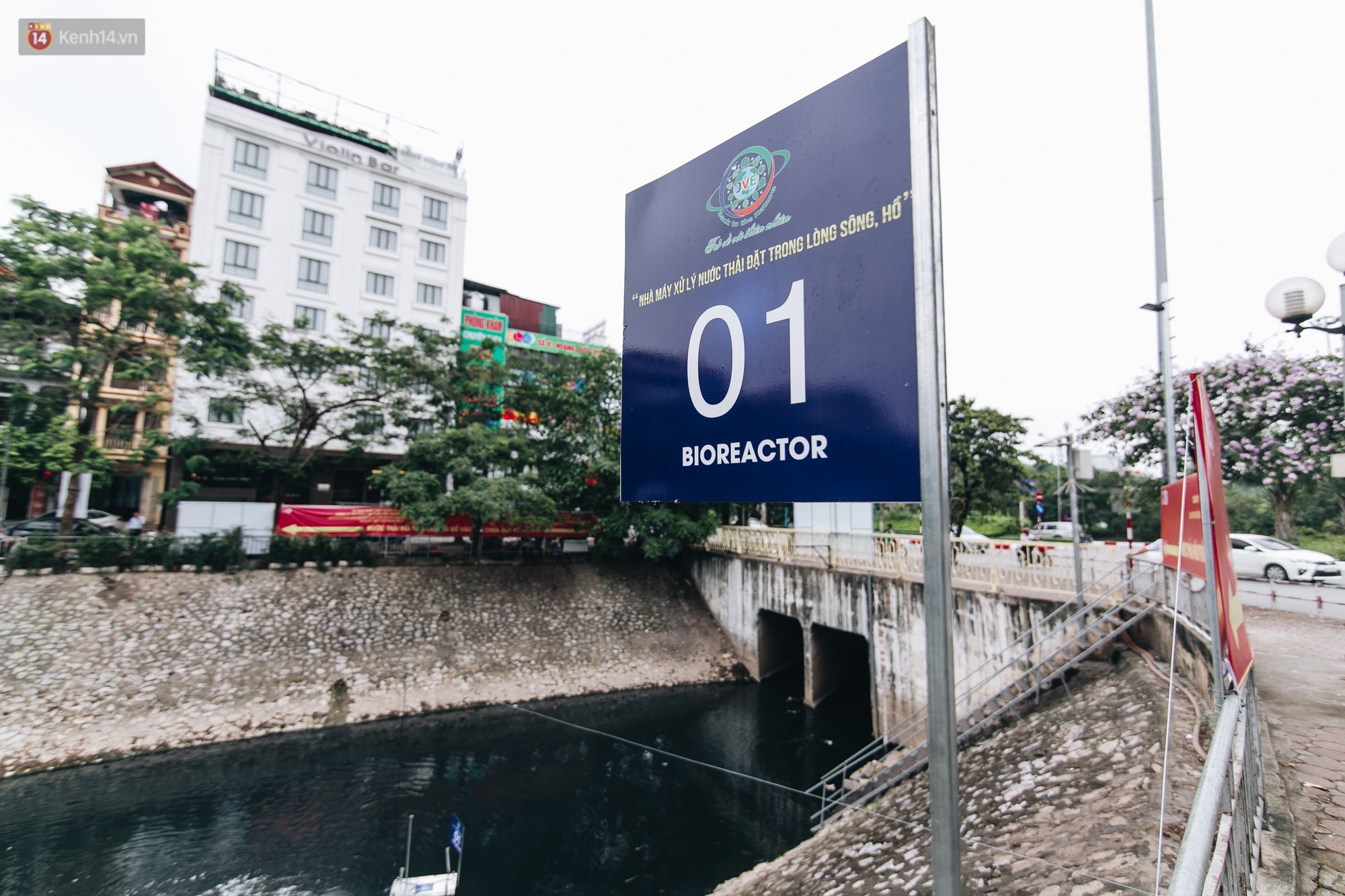 Sau một tuần dùng công nghệ nano làm sạch sông Tô Lịch, người dân vẫn tiếp tục vứt rác xuống - Ảnh 2.