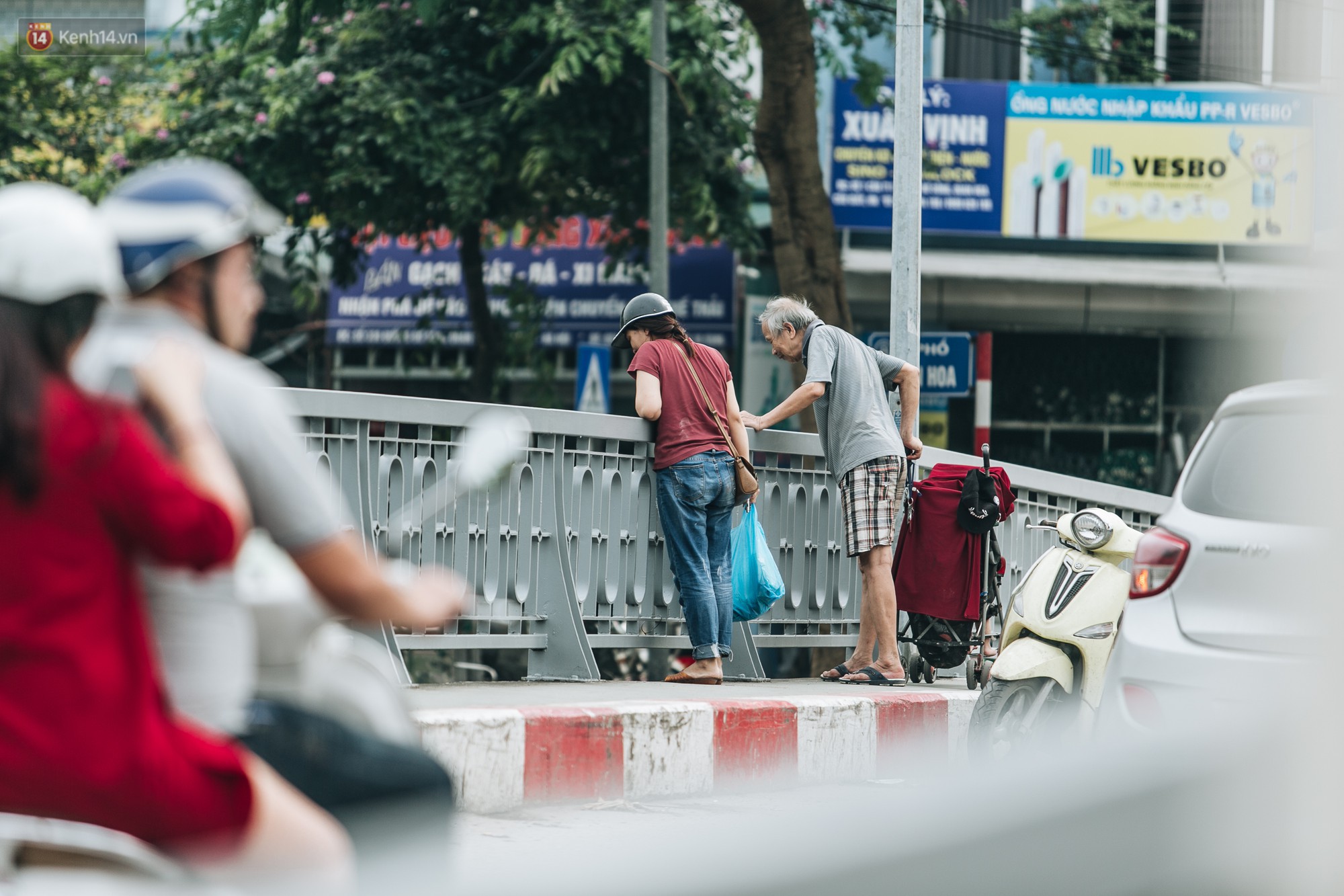 Sau một tuần dùng công nghệ nano làm sạch sông Tô Lịch, người dân vẫn tiếp tục vứt rác xuống - Ảnh 11.