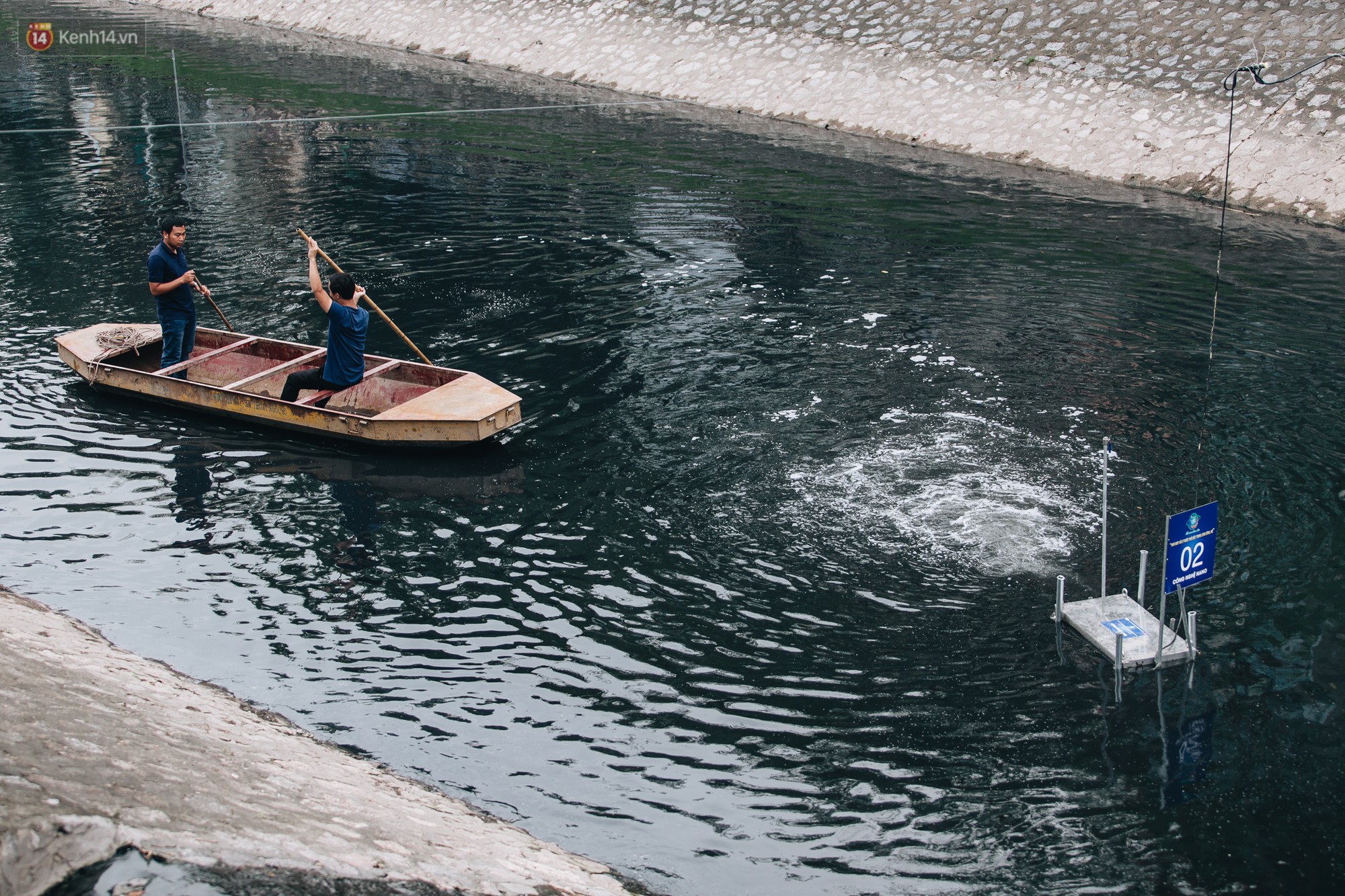 Sau một tuần dùng công nghệ nano làm sạch sông Tô Lịch, người dân vẫn tiếp tục vứt rác xuống - Ảnh 4.