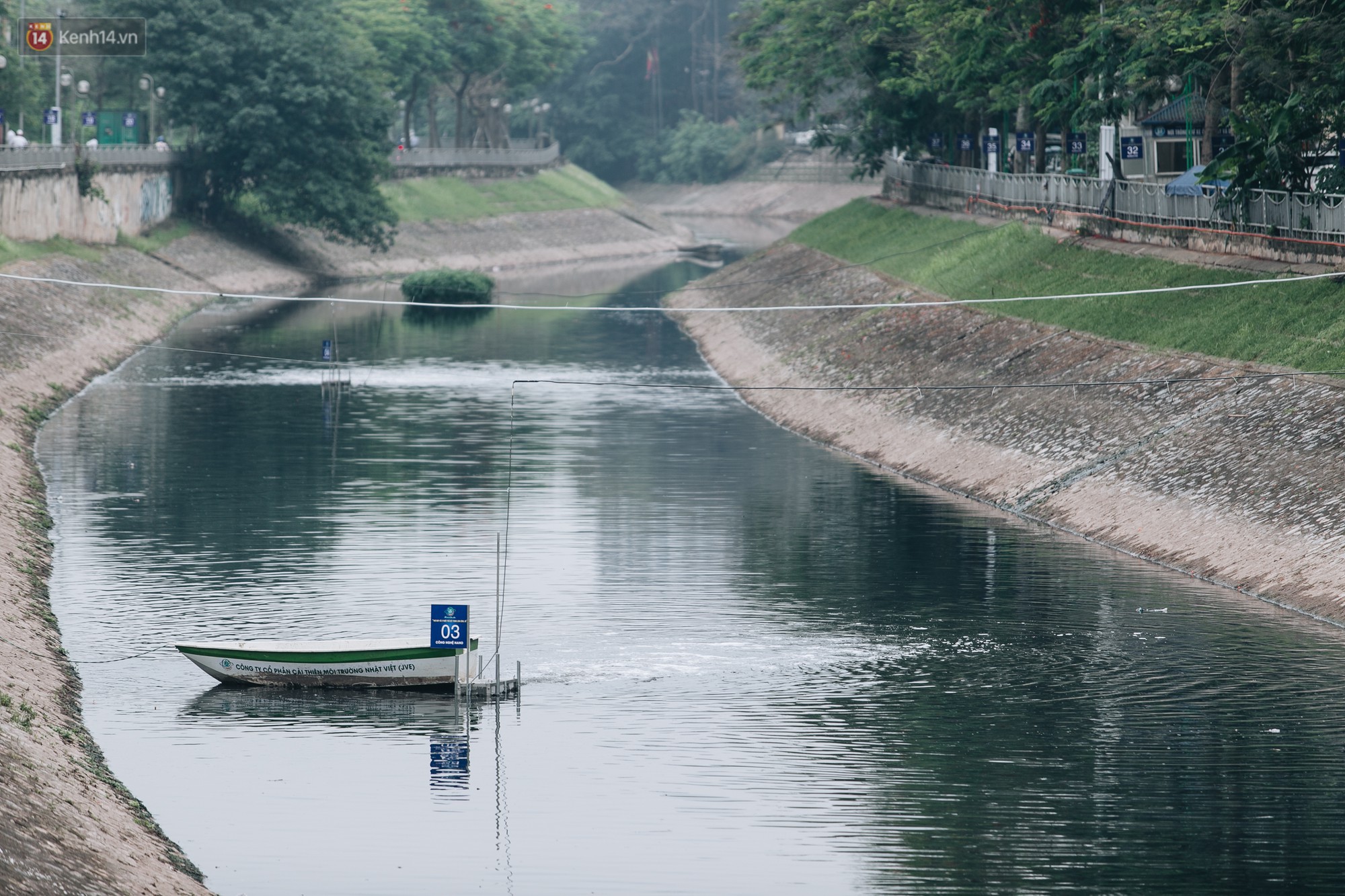 Sau một tuần dùng công nghệ nano làm sạch sông Tô Lịch, người dân vẫn tiếp tục vứt rác xuống - Ảnh 5.