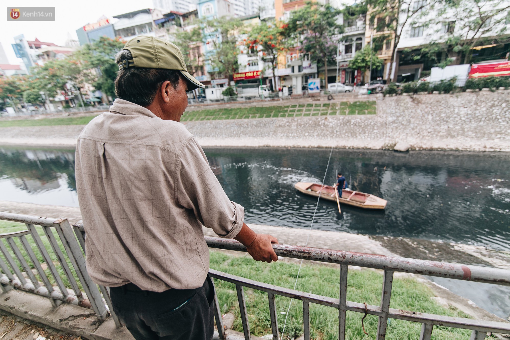 Sau một tuần dùng công nghệ nano làm sạch sông Tô Lịch, người dân vẫn tiếp tục vứt rác xuống - Ảnh 9.