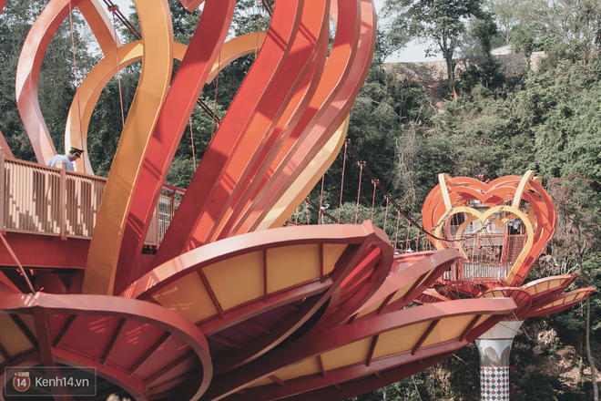 Tranh cãi xoay quanh yếu tố thẩm mỹ của cây cầu 5D đang gây sốt ở Mộc Châu: Khen đẹp thì ít nhưng chê bai sến súa, lạc lõng nhiều vô kể - Ảnh 32.