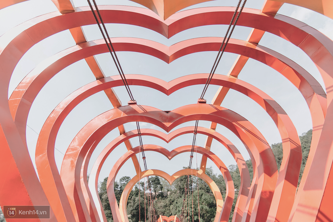 Tranh cãi xoay quanh yếu tố thẩm mỹ của cây cầu 5D đang gây sốt ở Mộc Châu: Khen đẹp thì ít nhưng chê bai sến súa, lạc lõng nhiều vô kể - Ảnh 10.