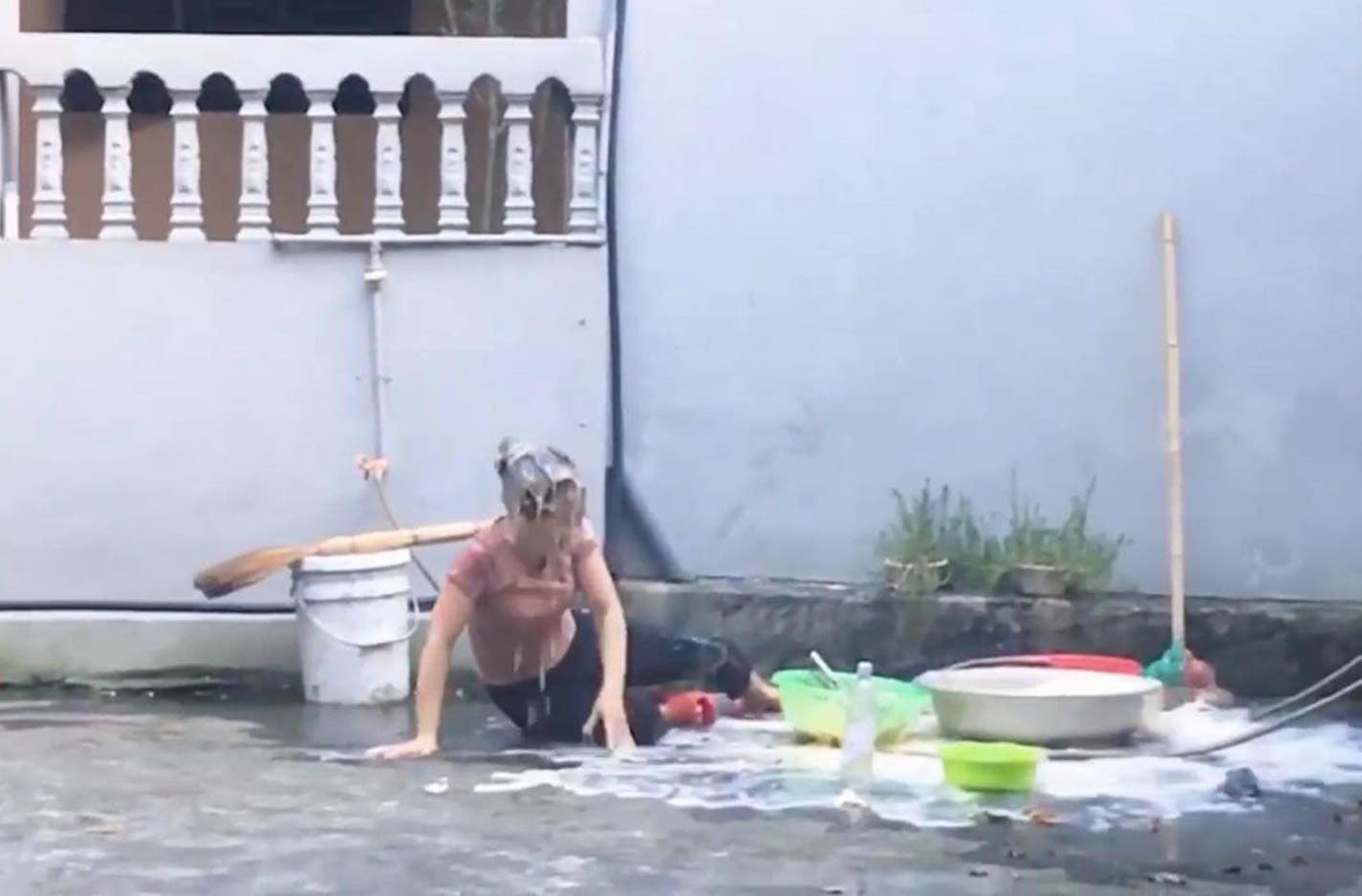 Ăn mừng kênh Youtube 20k subcribers, con trai cưng đổ thau trứng lên đầu mẹ rồi quay clip khoe như chiến tích - Ảnh 4.